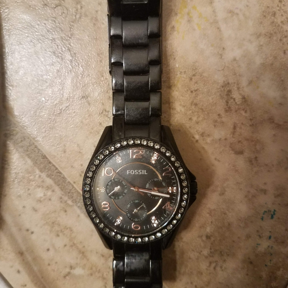 Fossil watch can be used for men and women